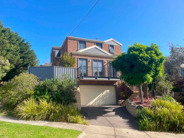 TOWNHOUSE WITH EXCEPTIONAL VIEWS & LOCATION
