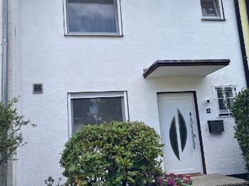 Townhouse with four bedrooms and private backyard