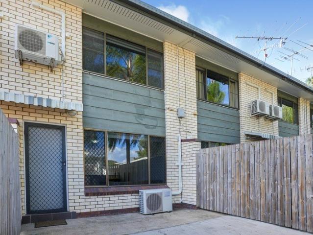 APPLICATION APPROVED: TOWNHOUSE WITH LARGE COURTYARD!