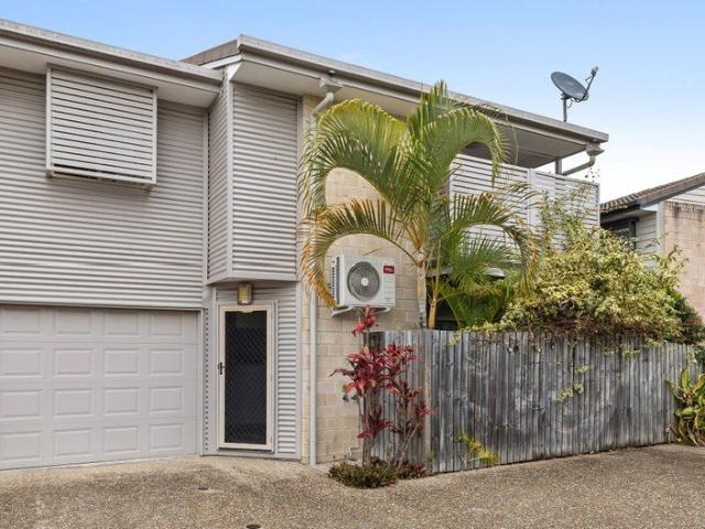 Townhouse with Large Courtyard!