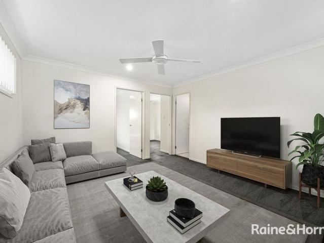 TOWNHOUSE WITH PRIVATE MAINTAINED LAWN AND ONLY ONE NEIGHBOUR