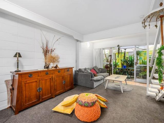 Townhouse with private courtyard Walk to Beach!