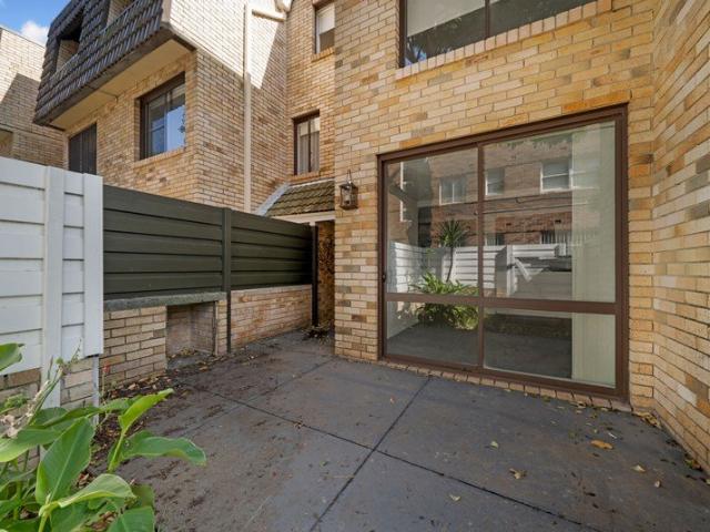 Townhouse With Private Courtyard And Lock Up Garage