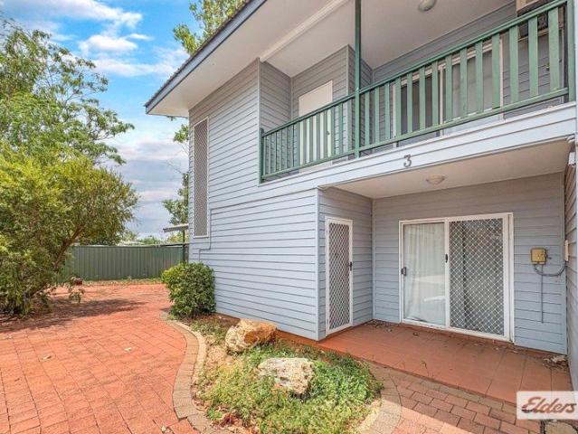 Townhouse with Private Yard and Secure Parking