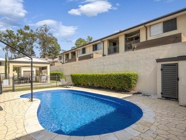 Townhouse with Sparkling Pool