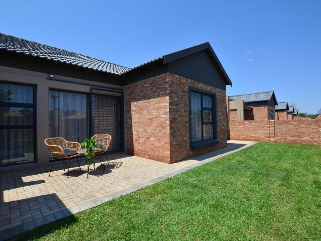 Townhouse To Let in Van Der Hoff Park