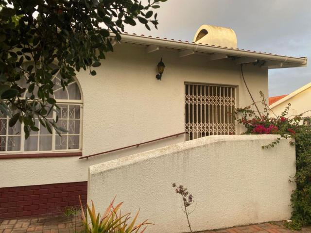 Townhouse to rent in Aston Bay