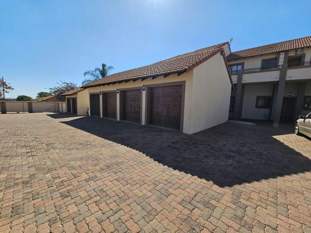 Townhouse to rent in Bendor