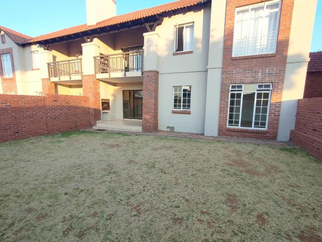 Townhouse to rent in Bendor Park