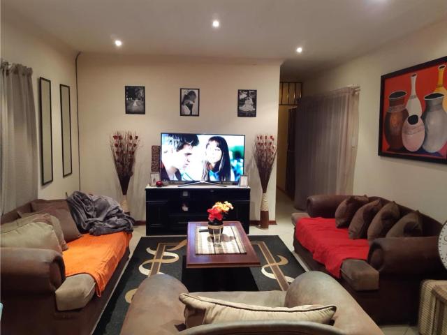 Townhouse to rent in Bendor Park