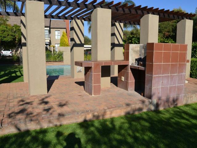 Townhouse to rent in Bendor Park