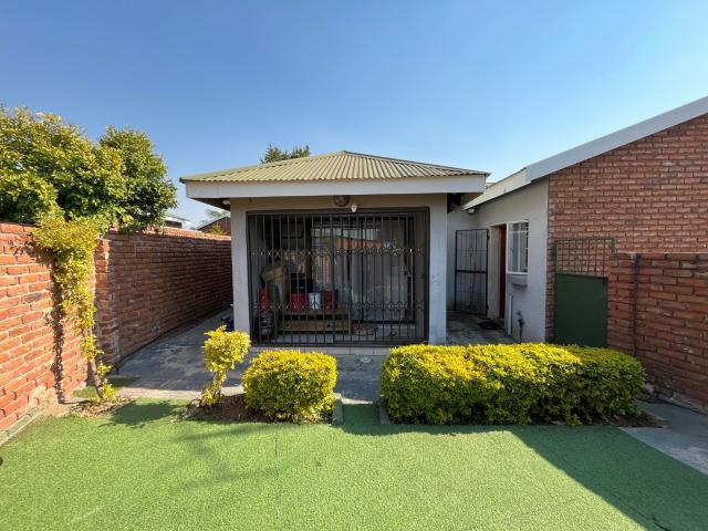 Townhouse to rent in Bendor Park