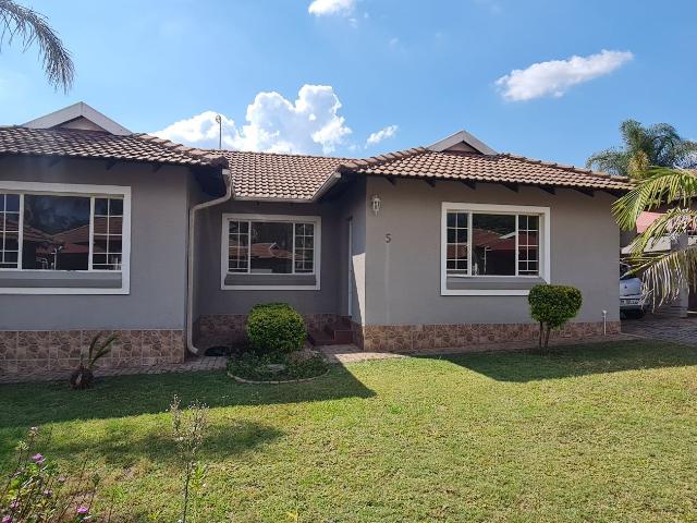 Townhouse to rent in Bendor Park