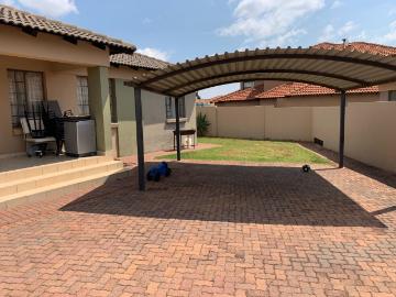 Townhouse to rent in Bendor Park