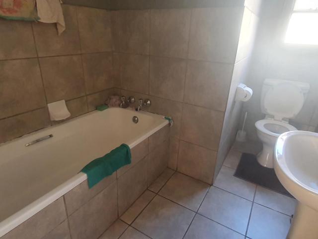 Townhouse to rent in Bendor Park