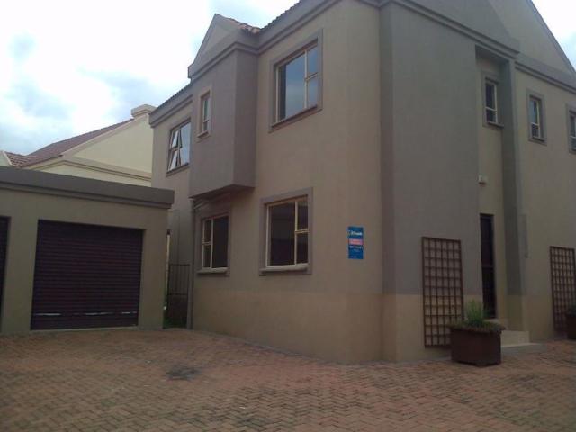 Townhouse to rent in Bendor Park
