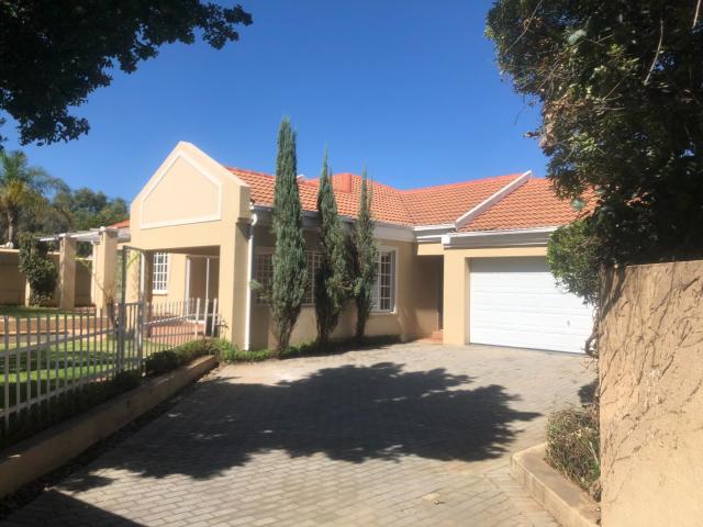 Townhouse To Rent in Douglasdale, Sandton