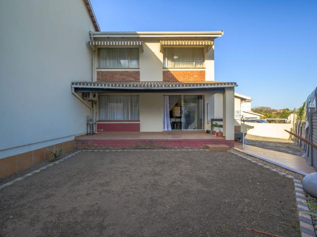 Townhouse to rent in Effingham Heights