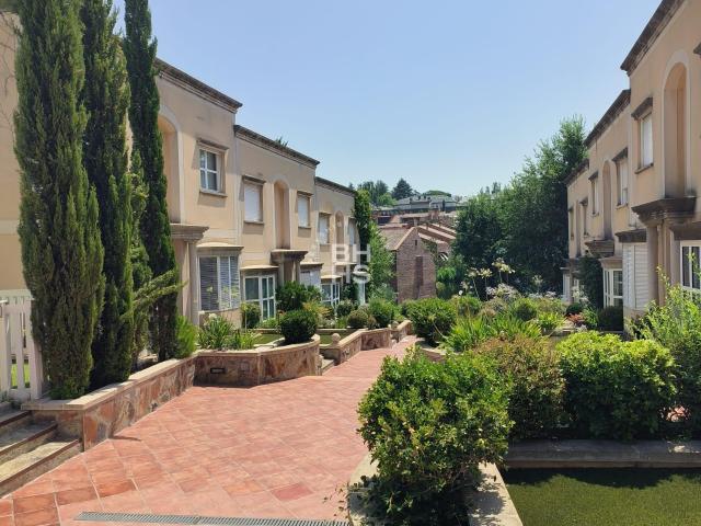 Townhouse to rent in La Moraleja
