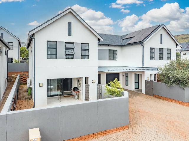 Townhouse to rent in Pinehaven