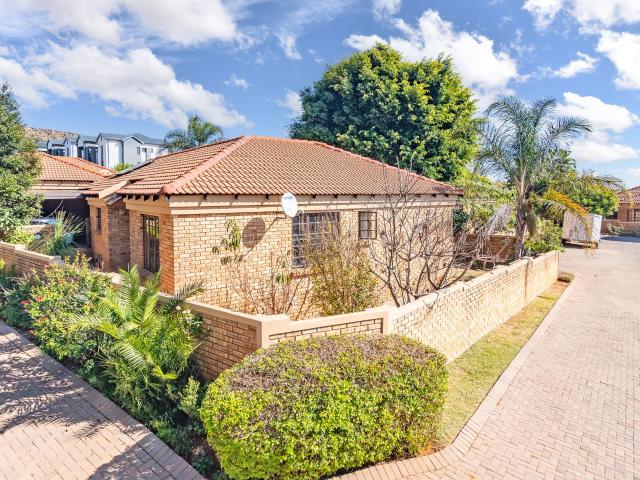 Townhouse to rent in Pinehaven