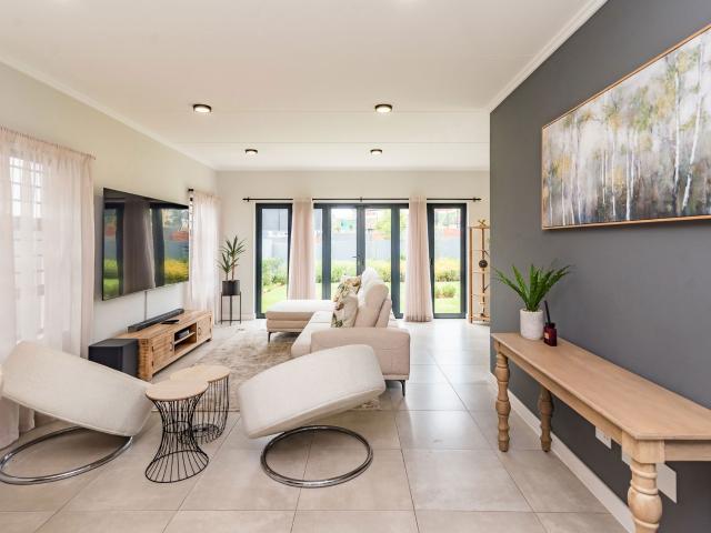 Townhouse to rent in Pinehaven