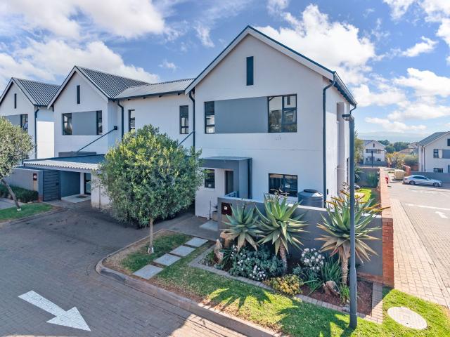 Townhouse to rent in Pinehaven