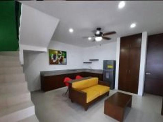 TOWNHOUSES CON PANELES SOLARES EN MONTEBELLO