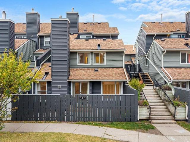 Townhome with Attached 1 Car Garage 3 Bedrooms 2 Bathrooms — 3 Bedrooms Townhouse