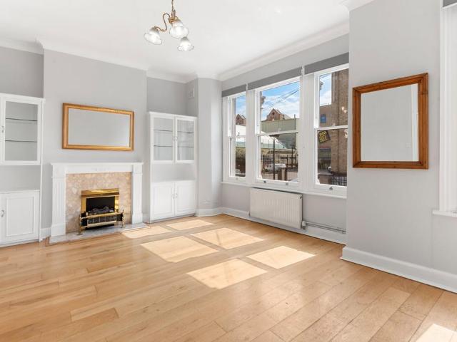Townmead Road, London, SW6 2 bed flat to rent £2,500 pcm £577 pw