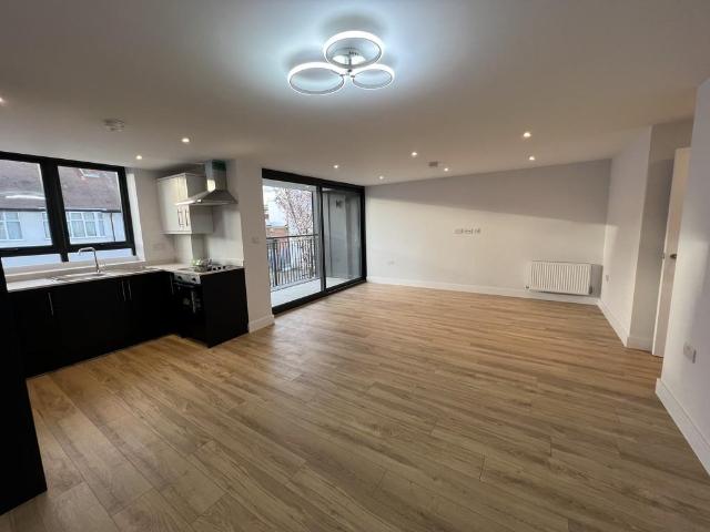 Townsend Road, Southall 2 bed apartment to rent £2,000 pcm £462 pw