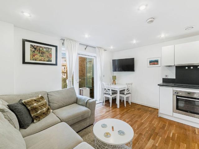 Townshend House, Acton W3, 1 bed flat to rent, £1,800 pcm | PrimeLocation