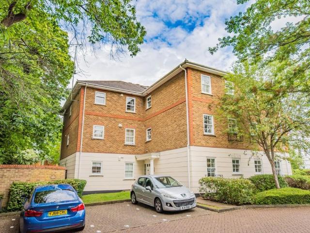 Townside Place, Camberley 2 bed apartment to rent £1,450 pcm £335 pw