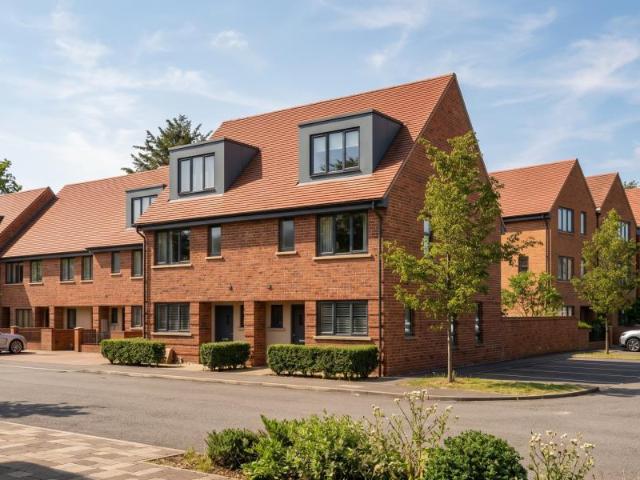 Towpath Crescent, Woking GU21 4 bed semi detached house to rent £2,700 pcm £623 pw