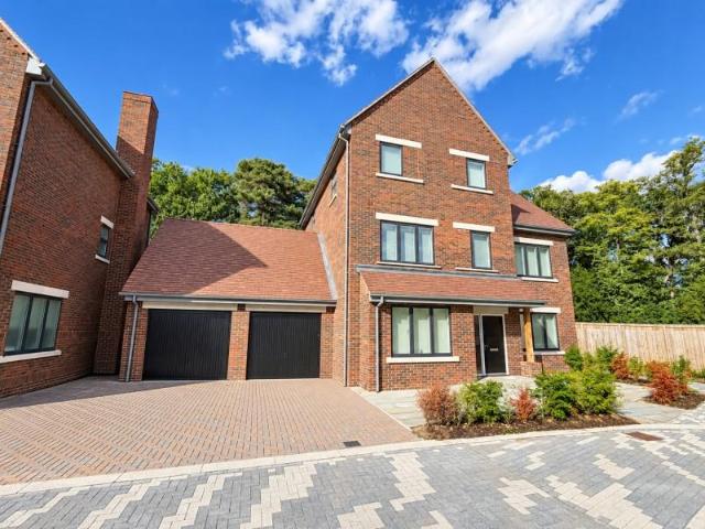 Towpath Crescent, Woking GU21 5 bed detached house to rent £3,650 pcm £842 pw