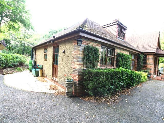 TN27, 1 bed bungalow to rent, £1,000 pcm | PrimeLocation