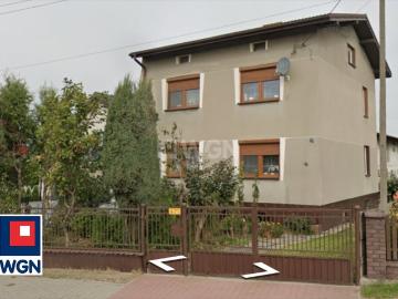 Przestronny dom z dużym budynkiem gospodarczym, odnowiony 2015 r