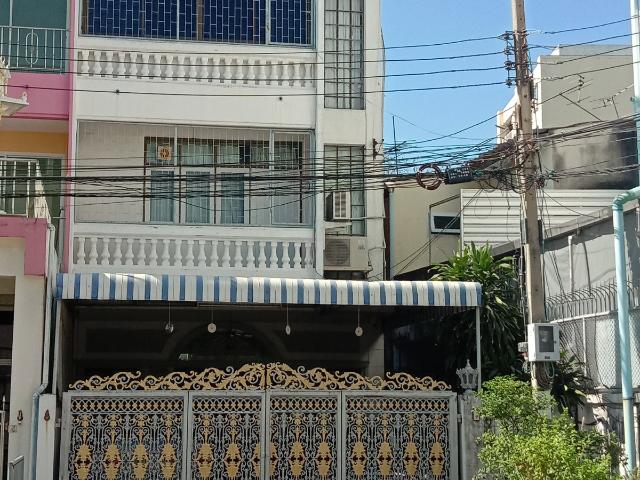 ตรงข้ามเอเชียทีค ทาวน์เฮ้าส์ 3 ชั้นครึ่ง ห่างจากถนนเจริญกรุงเพียง60เมตร ราคาขายเพียง 12.5 ล้านบาท