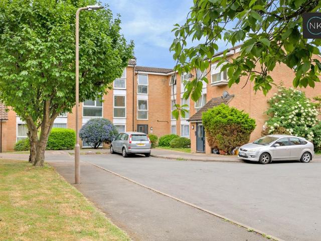 Trotwood, Chigwell, Essex IG7, 2 bed flat to rent, £1,695 pcm | PrimeLocation