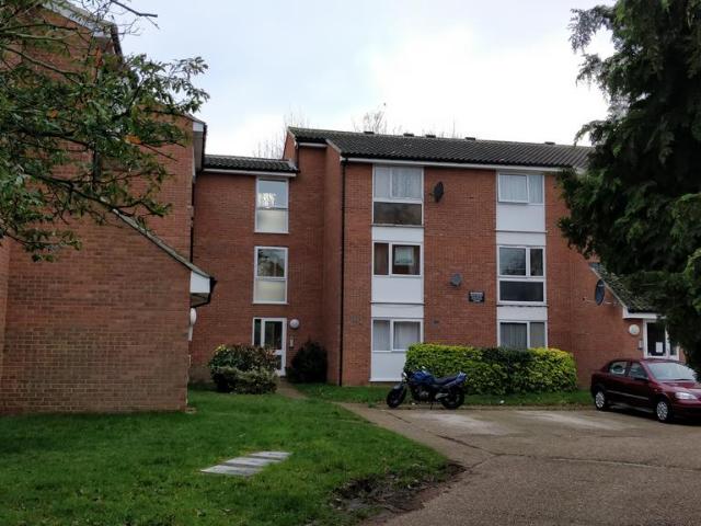 Trotwood, Chigwell IG7 1 bed flat to rent £1,325 pcm £306 pw
