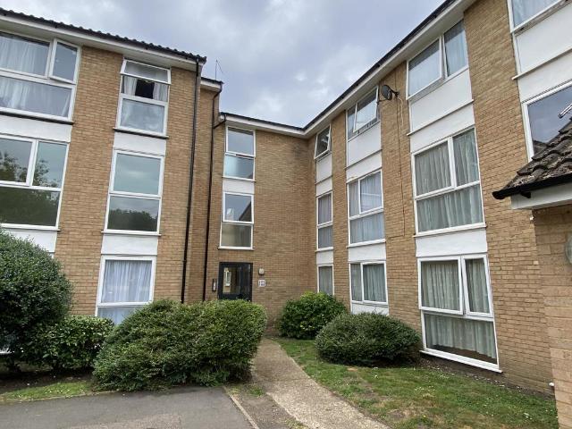 Trotwood, Chigwell IG7 2 bed flat to rent £1,550 pcm £358 pw