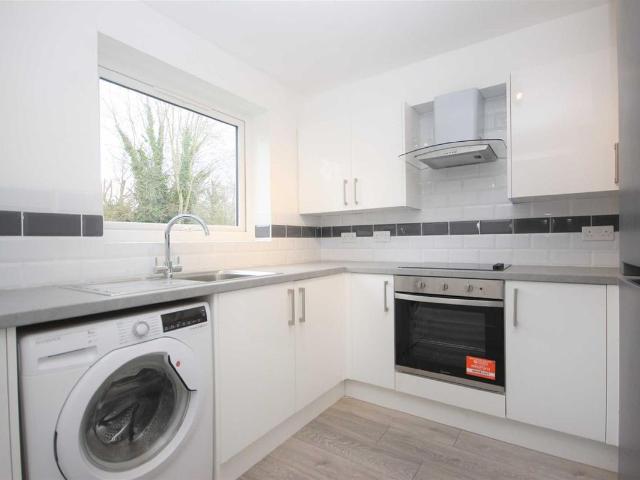 Trotwood, Chigwell IG7, 2 bed flat to rent, £1,600 pcm | PrimeLocation