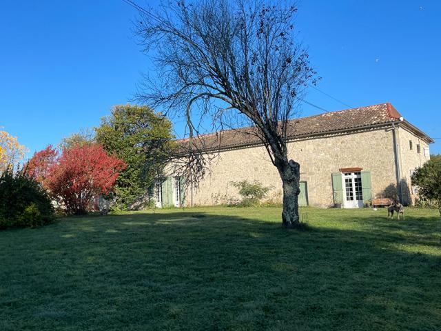 Trois maisons et dépendances sur 17 hectares 350m² Montpeyroux