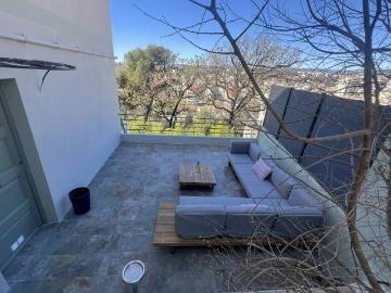 Trois pièces de 65m² avec plusieurs terrasses et un parking