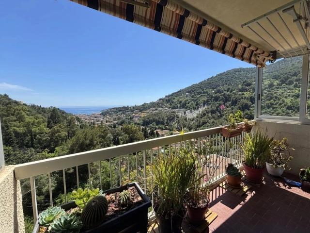 Quatre pièces en bon état avec jolie terrasse, belle vue panoramique jusqu'à la mer, cave, possibilité garage