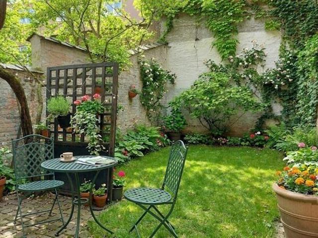 Trone,Place de Londres,very nice 2 bedrooms rearhouse garden