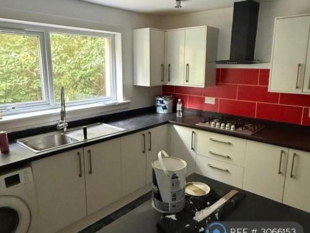 Troon Avenue, Glasgow, G75 4 bed end of terrace house to rent £1,400 pcm £323 pw