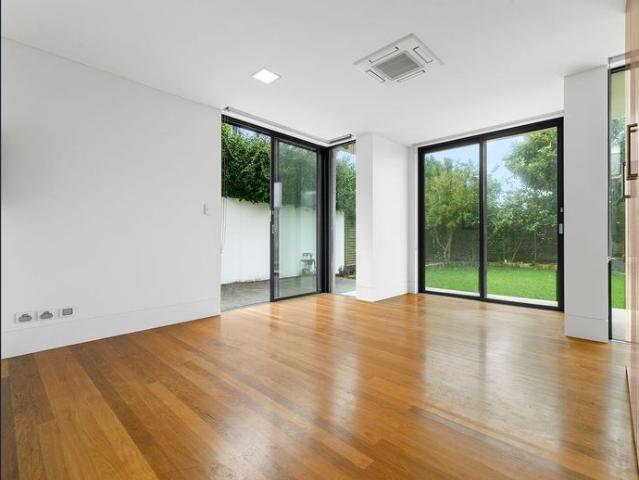 Trophy Coastal Home A Stones Throw From The Beach