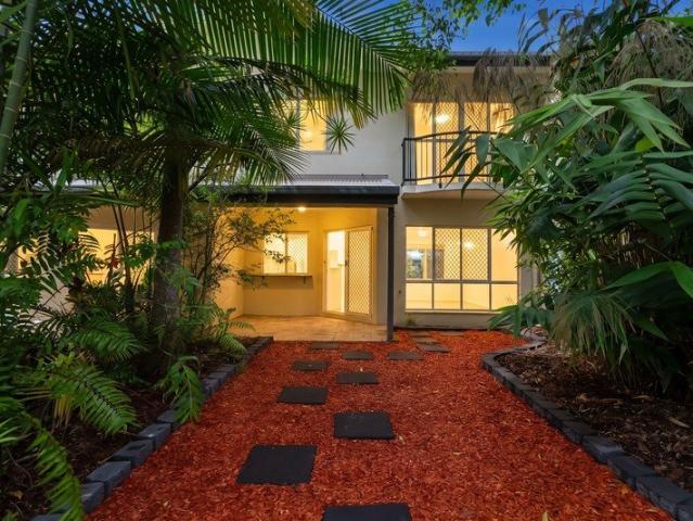 Tropical Townhouse with Poolside Garden Access
