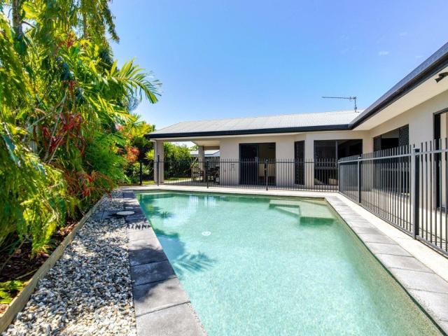 TROPICAL ENTERTAINER WITH SPACE AND STYLE